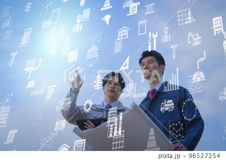 作業着を着た30代の男性 96527254