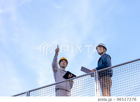 点検をする作業着の40代の男性 96527276