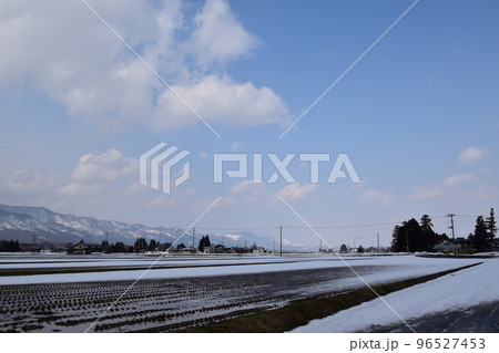 長閑な空が広がっている冬の日の山形の長井の白兎の風景 96527453