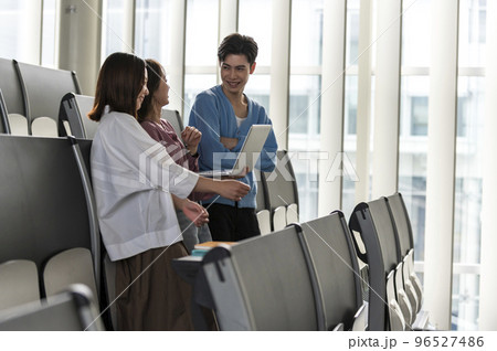 女性の先輩に教わる後輩の大学生 女性の先輩に教わる後輩の大学生 96527486