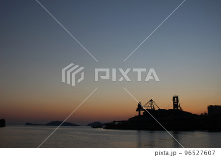 SDGs ！周南コンビナートエントツ街の煙　色ずく空と雲　環境問題と工場の汚染物質　地球環境 96527607