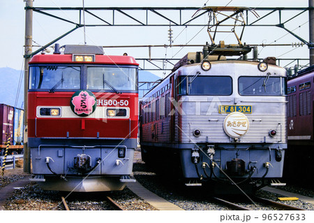 北九州貨物ターミナルで並ぶEH500形電気機関車とEF81形電気機関 北九州貨物ターミナルで並ぶEH500形電気機関車とEF81形電気機関