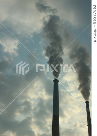 SDGs 地球環境!エントツの煙と色ずく空と雲 環境問題と工場の汚染物質 SDGs 地球環境!エントツの煙と色ずく空と雲 環境問題と工場の汚染物質 96527662