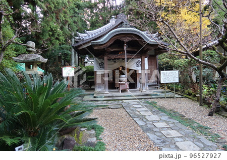日本のお寺：奈良県生駒市の宝山寺の境内にある開山堂の日暮れ前の風景 96527927