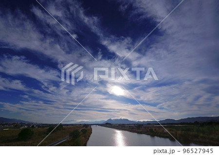 空一面に巻雲が広がった爽やかな初冬の朝空・超広角・空主体・221102am 96527945
