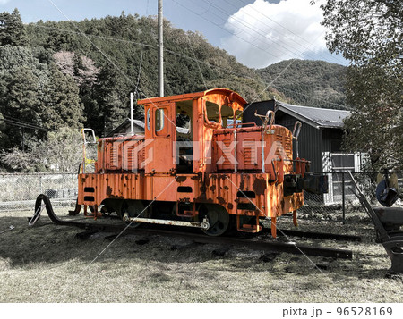 荒びれた電車の遊具 モノクロ背景  96528169