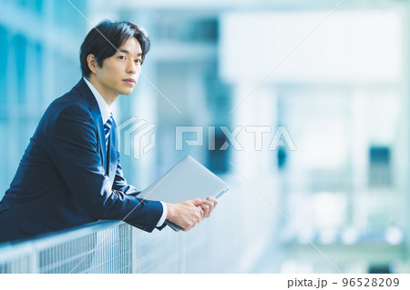 スーツを着た30-40代のかっこいいビジネスマン 96528209