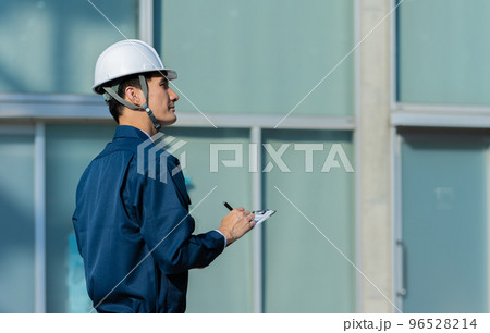 点検をする作業着の40代の男性 96528214