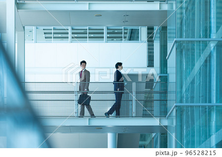 スーツを着た30-40代のかっこいいビジネスマン スーツを着た30-40代のかっこいいビジネスマン 96528215