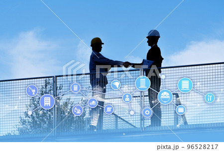 点検作業をするビジネスパーソン 96528217
