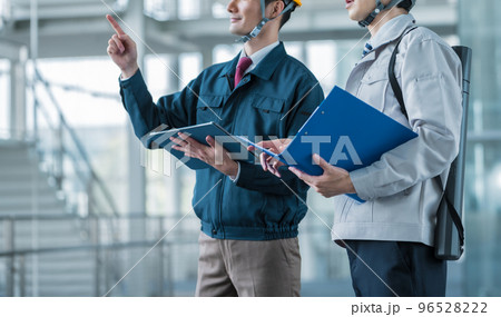 作業着を着た30代の男性 作業着を着た30代の男性 96528222