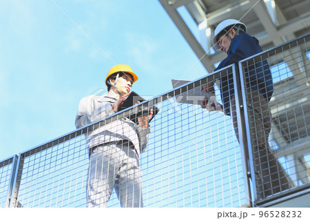 作業着を着た30代の男性 作業着を着た30代の男性 96528232