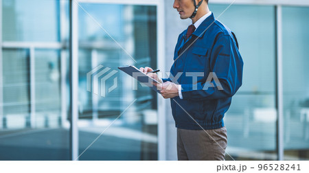 点検をする作業着の40代の男性 点検をする作業着の40代の男性 96528241