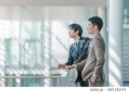 スーツを着た30-40代のかっこいいビジネスマン スーツを着た30-40代のかっこいいビジネスマン 96528244