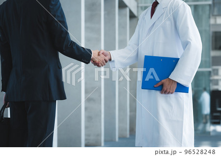 医療の現場で働く男性スタッフ 96528248