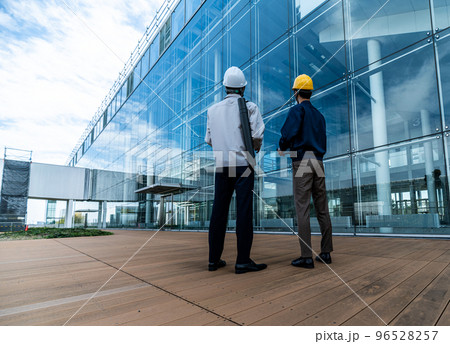 作業着を着た30代の男性 作業着を着た30代の男性 96528257