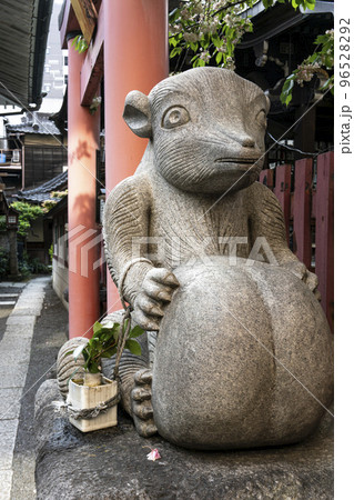 玉の輿の由来である桂昌院創建神社の愉快な狸の石像・神田柳森神社 96528292