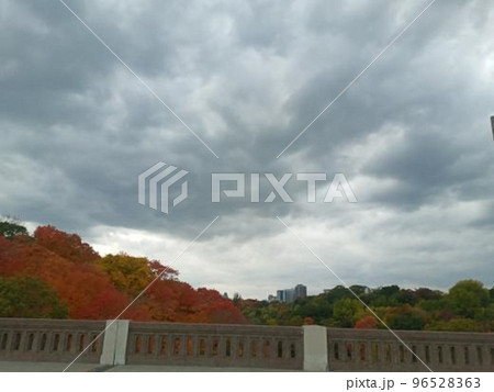 トロント、ドン渓谷から見る空一面の雲と紅葉 Clouds & Autumn Colours トロント、ドン渓谷から見る空一面の雲と紅葉 Clouds & Autumn Colours 96528363