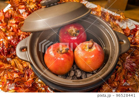 焼きりんご Apple baked in the Dutch oven 焼きりんご Apple baked in the Dutch oven 96528441