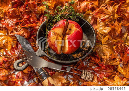 焼きりんご Apple baked in the Dutch oven 焼きりんご Apple baked in the Dutch oven 96528445