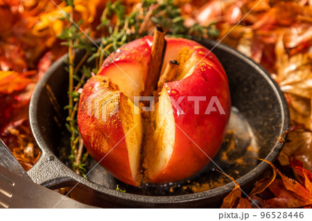 焼きりんご Apple baked in the Dutch oven 焼きりんご Apple baked in the Dutch oven 96528446