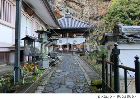 日本のお寺:奈良県生駒市の宝山寺の境内にある日暮れ前の常楽殿の風景 日本のお寺:奈良県生駒市の宝山寺の境内にある日暮れ前の常楽殿の風景 96528667