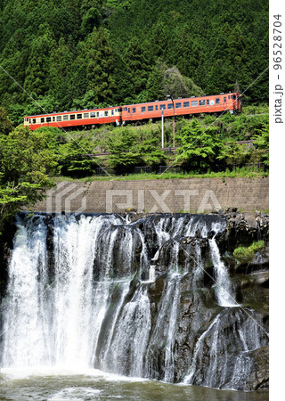 キハ40系＋龍門の滝　烏山線・滝～烏山 96528704