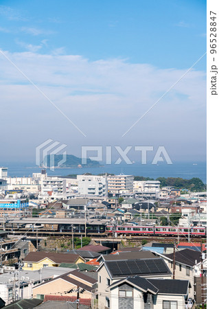 【神奈川県】秋晴れの海沿いの街並み 96528847
