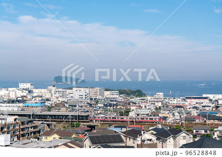 【神奈川県】秋晴れの海沿いの街並み 96528848
