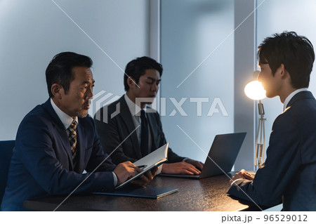 取り調べする刑事と容疑者 96529012