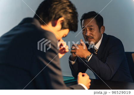 取り調べする刑事と容疑者 96529019
