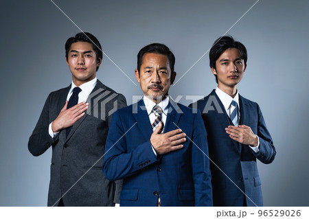 シリアスなビジネスマンのグループ 96529026
