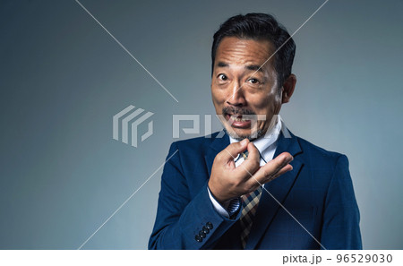お金のハンドサインを見せる怪しいビジネスマン 96529030