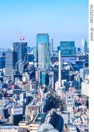 日本の東京都市景観 黒い山手線や渋谷のオフィスビル群。桜丘口再開発のビルが完成まじかに 日本の東京都市景観 黒い山手線や渋谷のオフィスビル群。桜丘口再開発のビルが完成まじかに 96529156