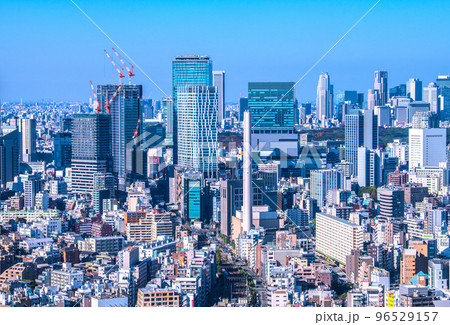 日本の東京都市景観 黒い山手線や渋谷のオフィスビル群。桜丘口再開発のビルが完成まじかに 日本の東京都市景観 黒い山手線や渋谷のオフィスビル群。桜丘口再開発のビルが完成まじかに 96529157