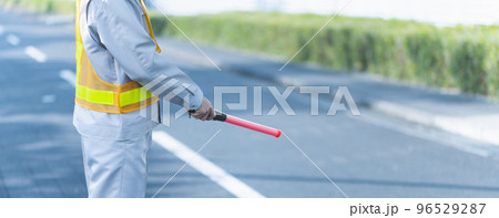 交通誘導をする作業着姿の男性 96529287