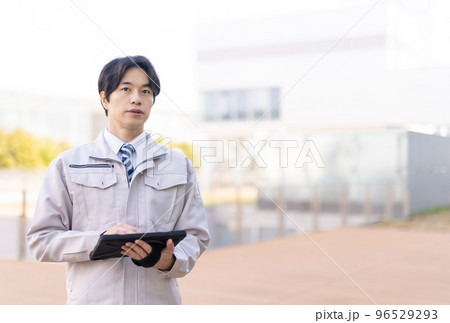 点検をする作業着の40代の男性 点検をする作業着の40代の男性 96529293