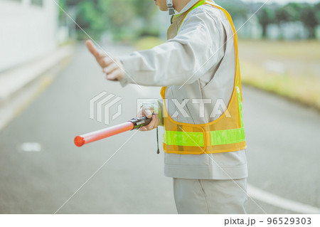 交通誘導をする作業着姿の男性 交通誘導をする作業着姿の男性 96529303