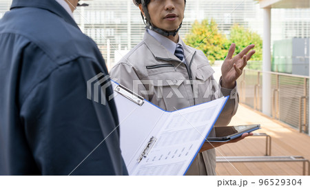 作業着を着た30代の男性 作業着を着た30代の男性 96529304