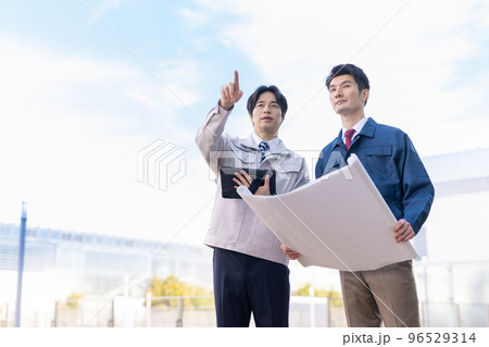 作業着を着た30代の男性 96529314