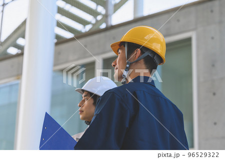 作業着を着た30代の男性 96529322