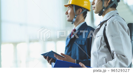 点検をする作業着の40代の男性 96529327