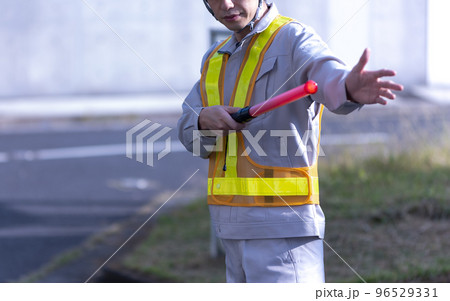 交通誘導をする作業着姿の男性 96529331