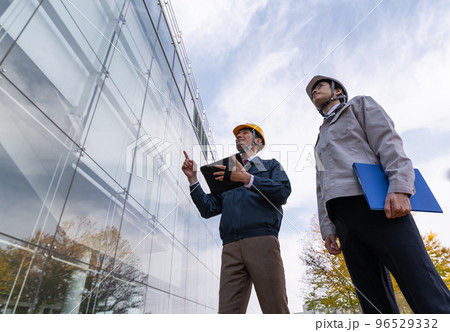 作業着を着た30代の男性 96529332