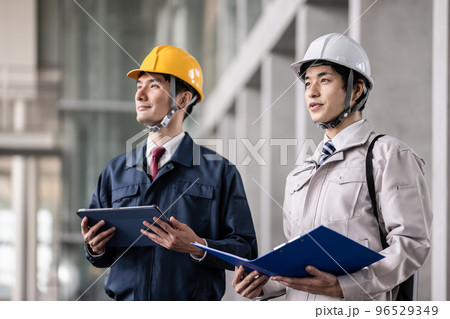 作業着を着た30代の男性 96529349