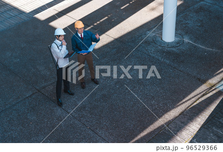 作業着を着た30代の男性 作業着を着た30代の男性 96529366