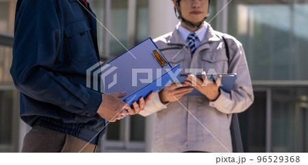 作業着を着た30代の男性 96529368