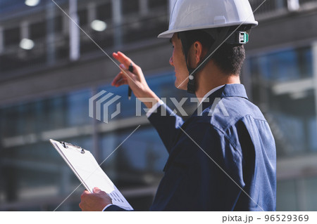 作業着を着た30代の男性 作業着を着た30代の男性 96529369