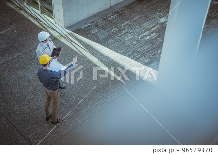 点検をする作業着の40代の男性 96529370