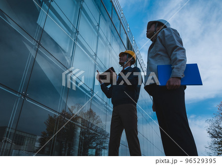 作業着を着た30代の男性 96529395